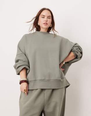 ASOS EDITION Curve - Hochwertiges, schweres Sweatshirt in Olivgrün mit Ziernaht