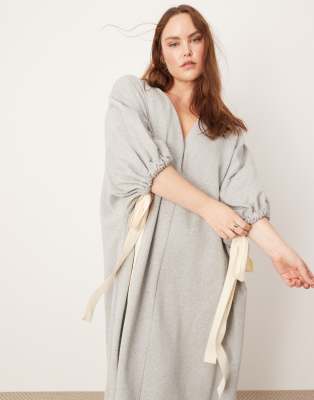 ASOS EDITION Curve - Jersey-Pulloverkleid in Grau mit Oversize-Passform, V-Ausschnitt und farblich abgesetztem Bindedeta...