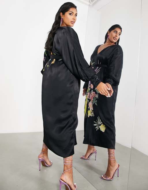 ASOS EDITION Curve Kleid in Schwarz mit V Ausschnitt Bindedetail sowie auffalligem Muster mit Blumen und Phonix Motiv