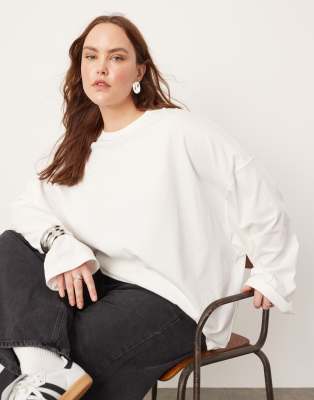 ASOS EDITION Curve - Langärmliges, hochwertiges Oversize-T-Shirt in Weiß