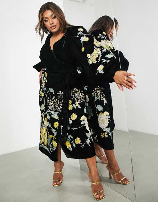 ASOS EDITION Curve Midi Wickelkleid aus schwarzem Samt mit Chintz Stickerei und Blousonarmeln ASOS