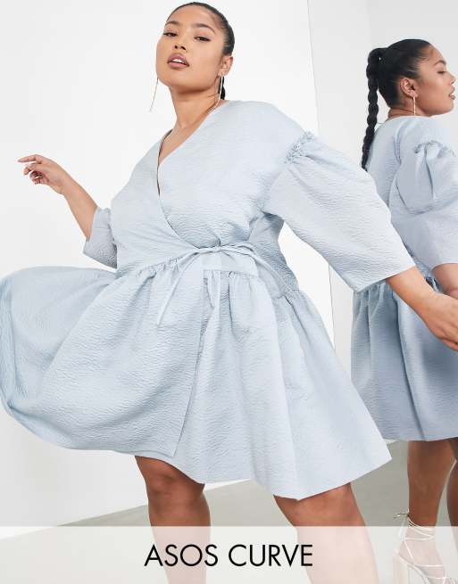 ASOS EDITION Curve - Mini-smockjurk met overslag en textuur in blauw
