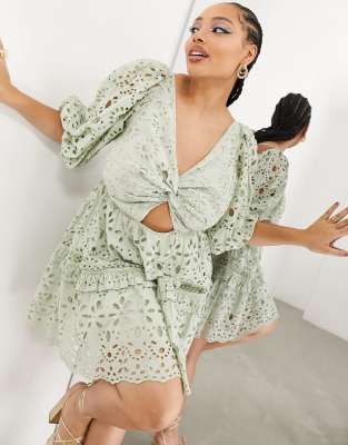 ASOS EDITION Curve - Minikleid in Salbeigrün mit Puffärmeln, Lochstickerei und verdrehter Vorderseite