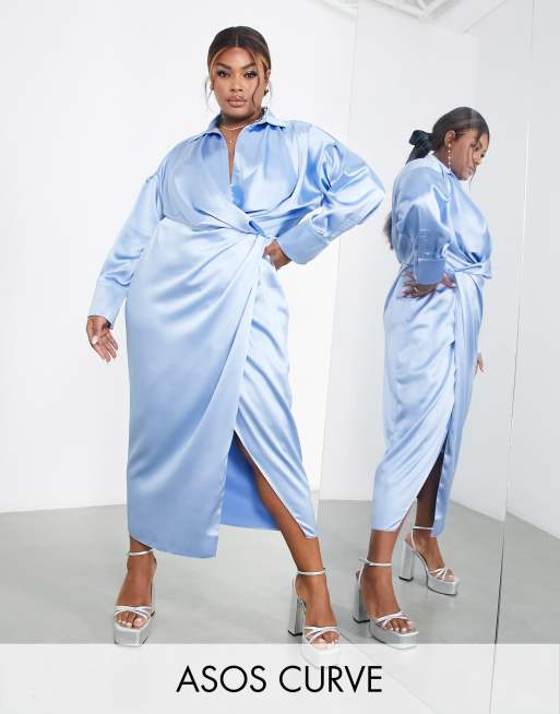 ASOS Edition Curve – Niebieska satynowa sukienka koszulowa z rozcięciem i drapowaniem