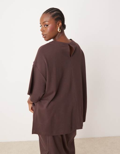 ASOS Edition - Curve - Oversized T-shirt van premium co-ord set van zware jersey met textuur in chocoladebruin, 3 van 4