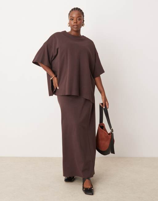 ASOS Edition Curve - Premium - Chokoladebrunt sæt med oversized T-shirt og maxinederdel med søjlesnit i kraftigt materiale med tekstur