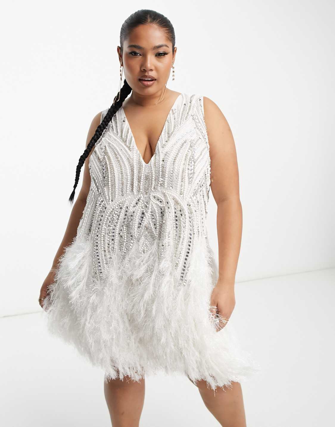 ASOS EDITION Curve Robe courte a perles et cristaux avec ourlet a plumes synthetiques Blanc The Wedding Explorer