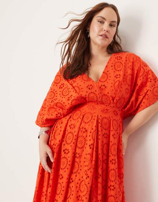 ASOS EDITION Curve Robe mi longue en broderie anglaise avec manches larges et decollete plongeant Rouge ASOS