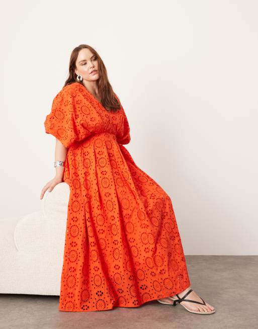 ASOS EDITION Curve Robe mi longue en broderie anglaise avec manches larges et decollete plongeant Rouge ASOS