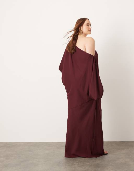 ASOS EDITION Curve – Schulterfreies Maxikleid aus Satin in Burgunderrot mit Fransenbesatz, 2 von 2