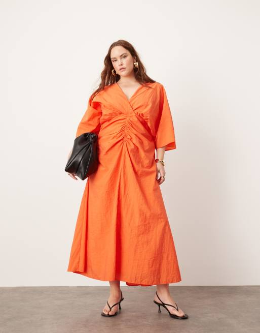 ASOS EDITION Curve Strukturiertes Midikleid in Orange mit weiten Armeln und geraffter Taille ASOS