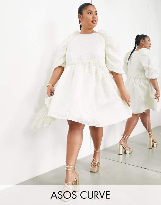 ASOS Edition Curve – Teksturowana sukienka mini z falbanką w kolorze kości słoniowej