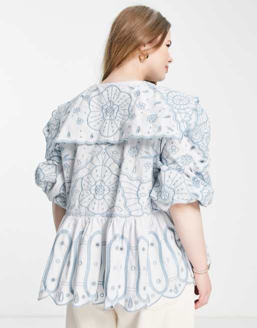 ASOS EDITION Curve - Top grembiule in pizzo sangallo con ricami blu tono su tono, 3 di 4
