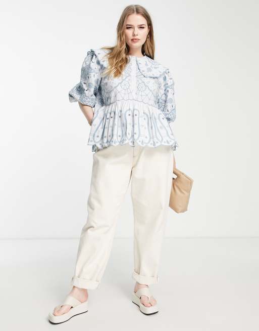 ASOS EDITION Curve - Top grembiule in pizzo sangallo con ricami blu tono su tono, 4 di 4
