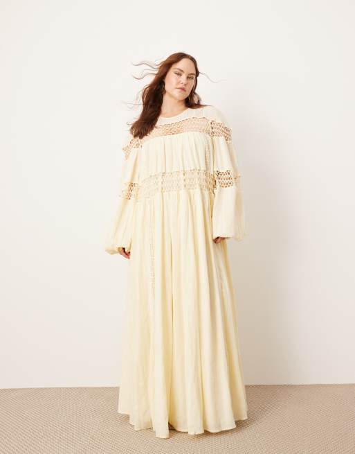 ASOS Edition Curve – Trapezowa sukienka maxi z obniżoną talią, obszernymi rękawami z obcisłym mankietem i szydełkowanym wzorem w maślanym kolorze