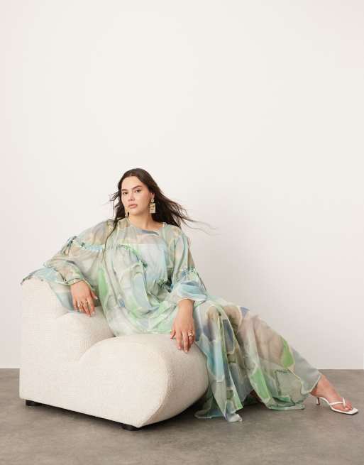 ASOS EDITION Curve - Vestito lungo in chiffon blu effetto acquerello a maniche lunghe con dettaglio raccolto
