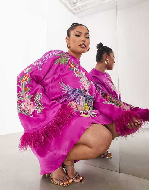 ASOS Edition Curve – Wykończona sztucznymi piórkami różowa sukienka mini z wyhaftowanym feniksem i kwiatami