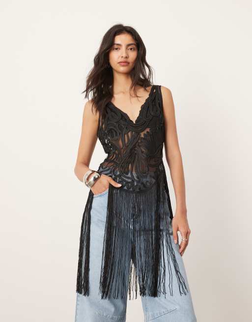 ASOS Edition – Czarny krótki top satynowy w haftowany wzór z frędzlami u dołu