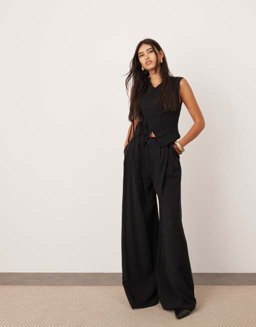 ASOS Edition – Czarny zestaw: top z asymetrycznym wiązaniem z przodu i spodnie z szerokimi nogawkami i minimalistyczną talią