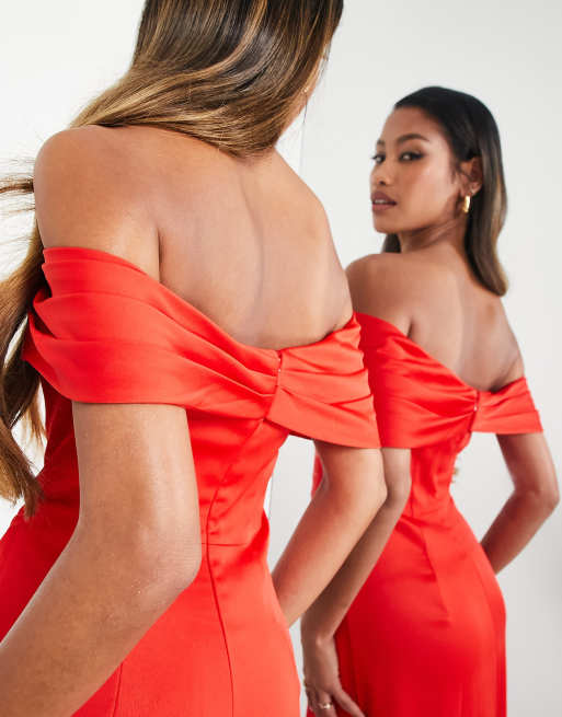 ASOS EDITION – Czerwona satynowa sukienka maxi z dekoltem bardot i drapowaniem, 3 z 4