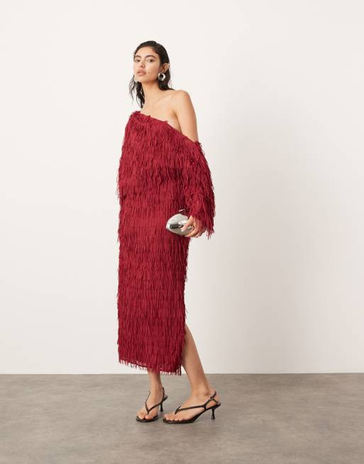 ASOS EDITION – Czerwona sukienka maxi o swobodnym fasonie z odsłoniętym ramieniem, z frędzlami