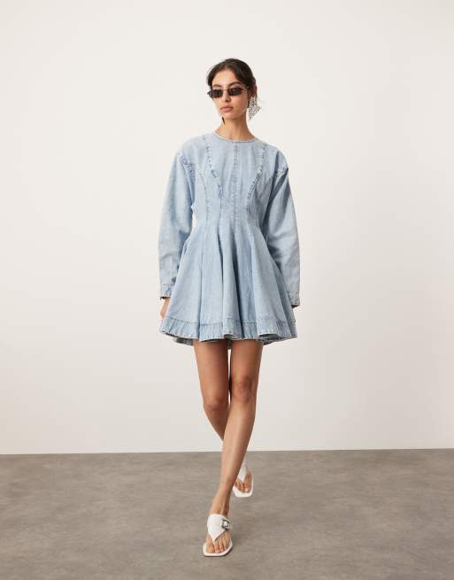 ASOS EDITION - Denim mini jurk met lange mouwen en naaddetails in blauw met bleekwassing