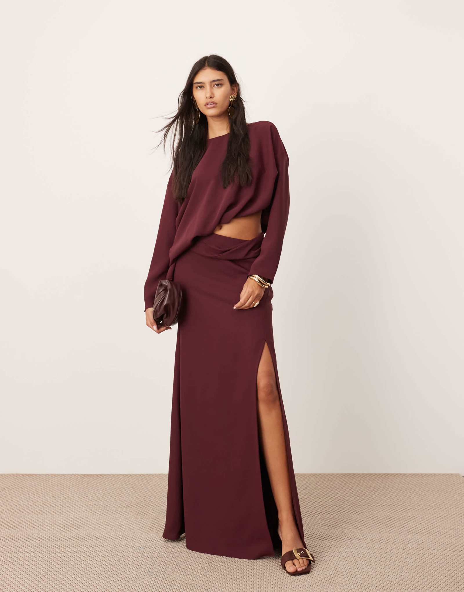 Макси-платье ASOS EDITION с драпировкой и вырезом на талии сливового цвета