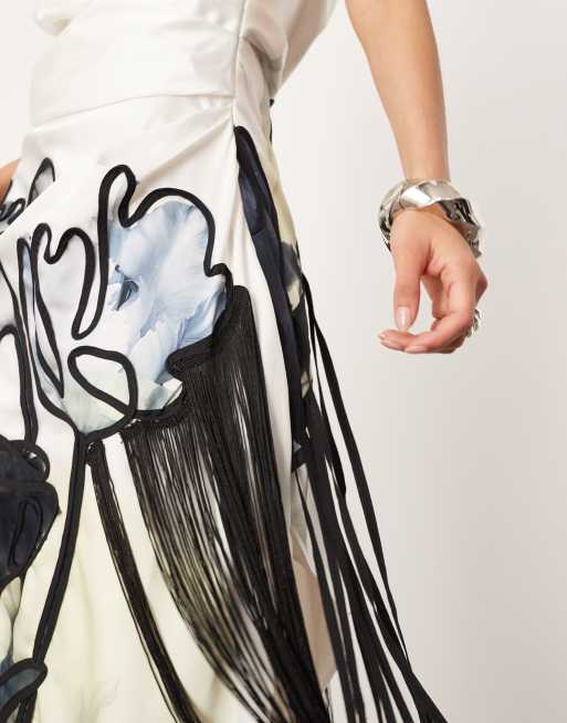 ASOS EDITION – Drapiertes Midikleid in Cremeweiß mit Blumenverzierung, Fransen und Wasserfallausschnitt hinten, 3 von 4