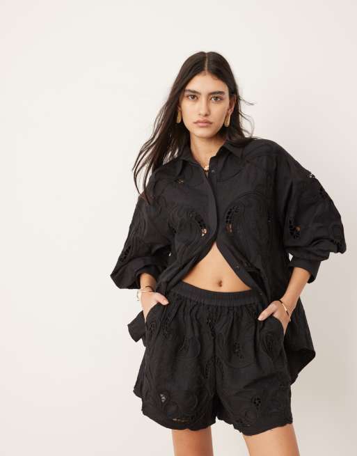 ASOS EDITION - Flagrende sorte shorts med firkantet pasform og udskåret broderie anglaise-mønster - Del af sæt