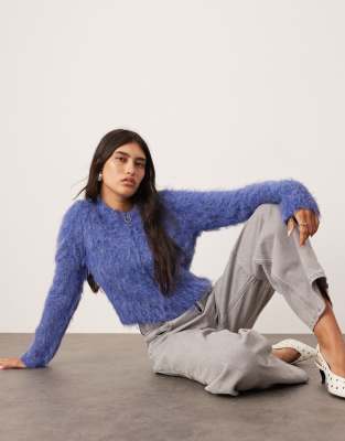 ASOS EDITION - Flauschige Strickjacke in Jeansblau mit Reißverschluss und kurzem Schnitt-Bunt