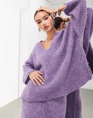 ASOS EDITION - Flauschiger Strickpullover in Lila mit V-Ausschnitt