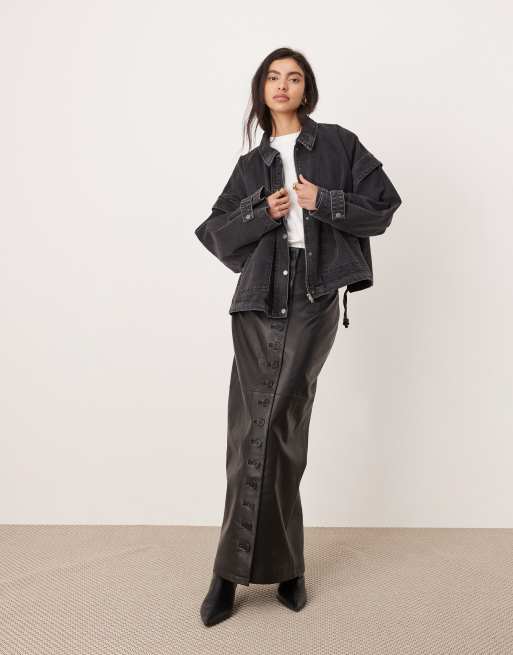 ASOS EDITION - Forvasket sort bomber-jakke i denim med remdetaljer på ærmerne, 2 af 4