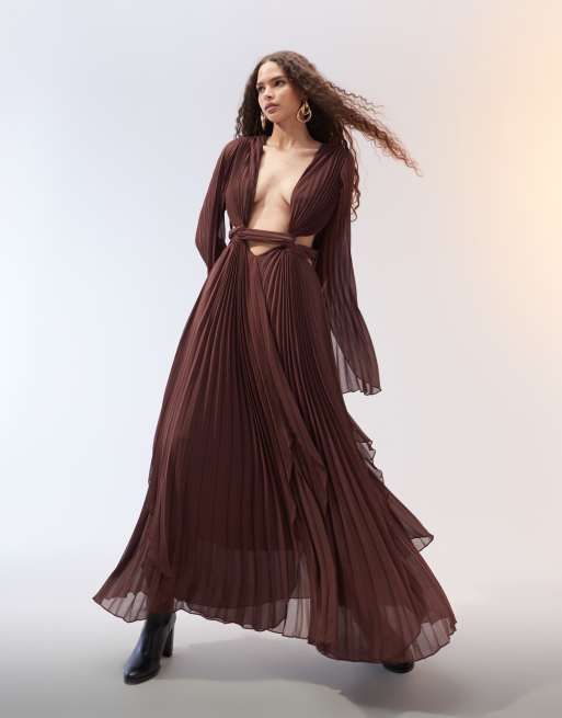 ASOS EDITION - Geplooide maxi jurk met uitlopende mouwen en ringdetail op de rug in chocoladebruin