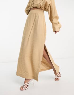 ASOS EDITION - Gerade geschnittener Midirock mit Seitenschlitzen in Camel-Neutral