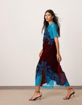 ASOS EDITION - Gerade geschnittenes Samt-Midikleid in Burgunderrot mit Spitzenapplikation und Stickerei-Bunt