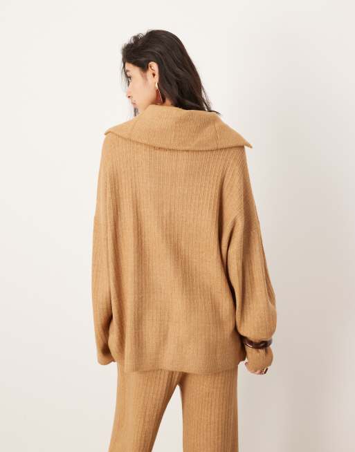 ASOS Edition - Geribbeld gebreide oversized trui van co-ord set met korte rits en kraag in camel, 3 van 4