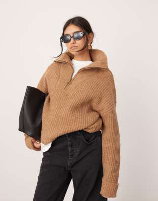 ASOS EDITION - Gerippter Strickpullover in Kamelbraun mit kurzem Reißverschluss-Grün