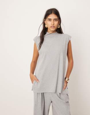 ASOS EDITION - Geripptes Jersey-Oberteil in Grau mit Schulterpolstern und Longline-Schnitt, Kombiteil