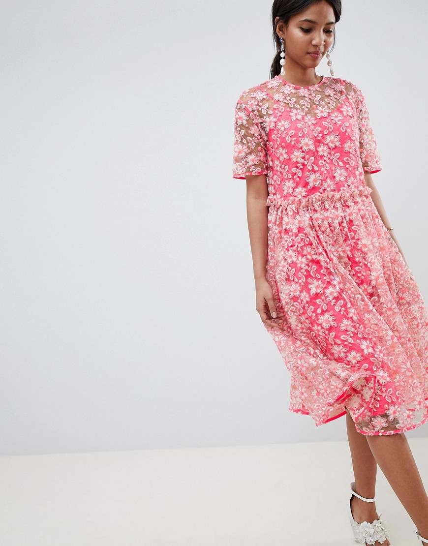 ASOS EDITION - Gesmokte midi-jurk met verlaagde taille en bloemenversiering-Roze