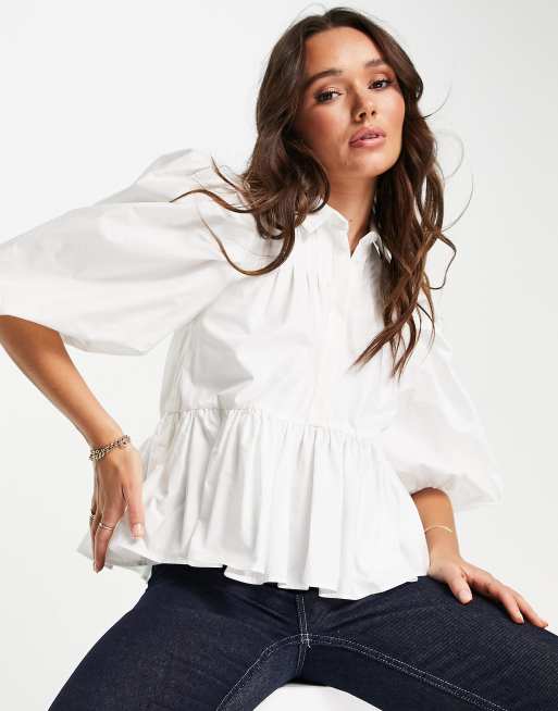 ASOS EDITION – Gesmoktes Hemd in Weiß mit Schößchen und Faltendetail