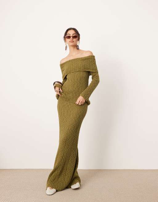 ASOS EDITION – Gestricktes Set in Grün aus langärmligem, mehrlagigem Oberteil mit Carmen-Ausschnitt und weitem Maxirock
