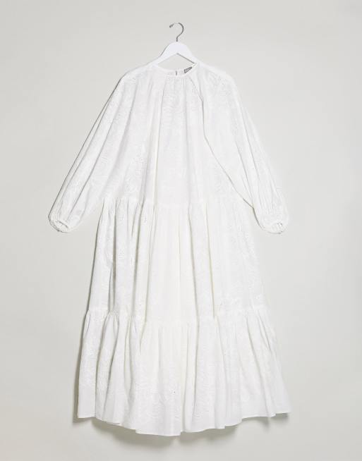 ASOS EDITION – Gestuftes Maxikleid mit Lochstickerei
