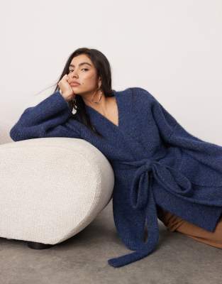 ASOS EDITION - Gewickelte, kompakte Longline-Strickjacke in Blau-Gelb