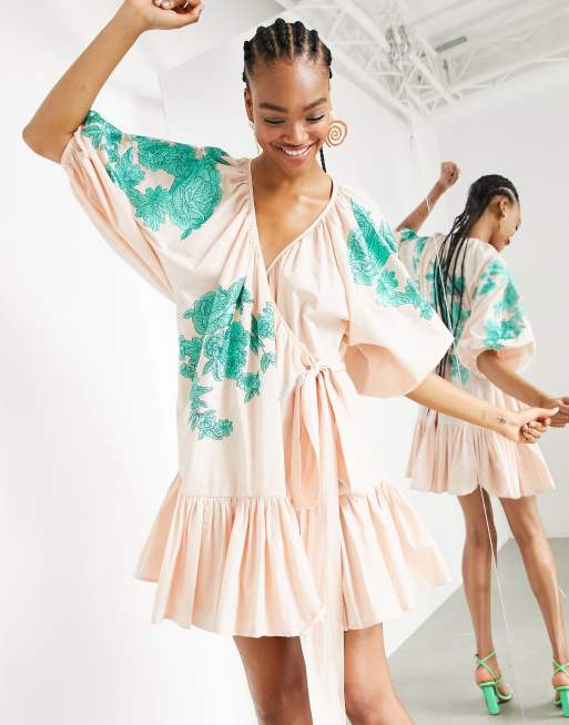 ASOS EDITION – Godisrosa miniklänning med broderad omlottdesign och panelsydd fåll