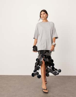 ASOS EDITION - Gonna midi nera con dettagli sul fondo decorata con frange di dischi