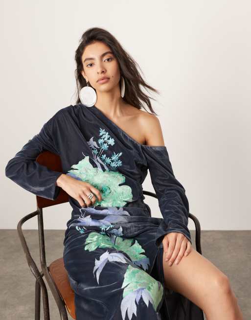 ASOS EDITION – Grå, långärmad midiklänning i sammet med off shoulder-design och blombroderier