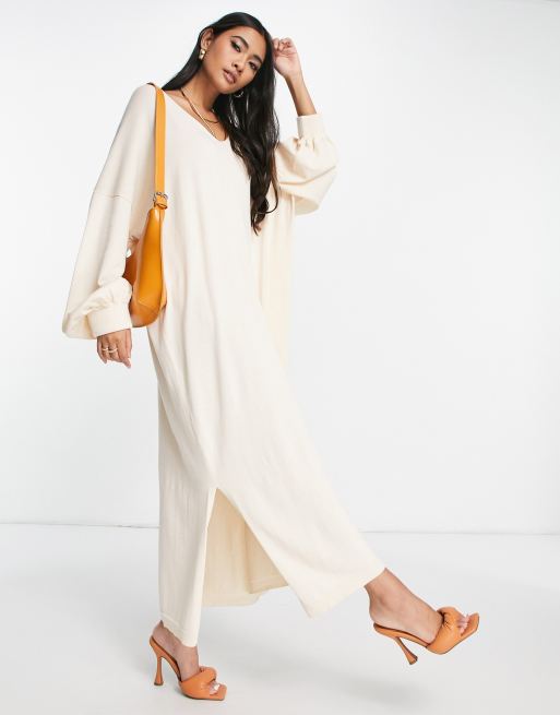 ASOS EDITION – Gräddvit tröjklänning i midilängd med v-ringning och slouchy passform
