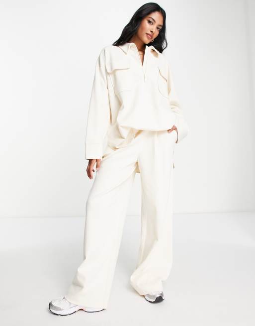 ASOS EDITION – Gräddvita strukturerade byxor i jersey med vida ben och elastisk ryggpanel