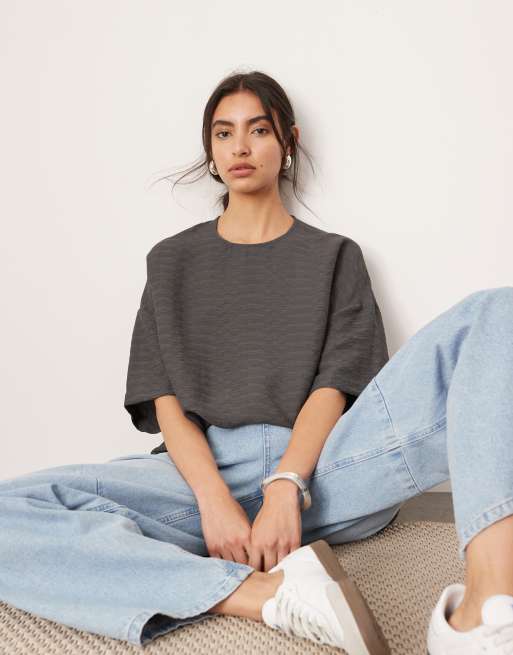 ASOS EDITION – Grafitowy T-shirt o pudełkowym kroju, z teksturowanej tkaniny