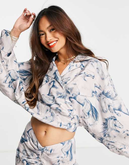 ASOS EDITION – Hästmönstrad blus i omlottdesign